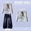 Sudadera fina y estilosa para niña para primavera y otoño, holgada y versátil, combinada con jeans de dibujos animados en un conjunto de dos piezas estilo universitario