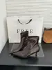 []2026 Outono/Inverno Novos Botins Femininos de Bico Fino Salto Agulha Estilo Europeu e Americano Patchwork com Zíper nas Costas Botas Fashion