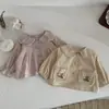 Chamarra cortavientos para bebé estilo INS para primavera y otoño con bolsillo de oso y cuello de doble capa con encaje para niñas, cárdigan de un solo botón