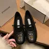 Sapatos rasos de estilo coreano da moda para mulheres, novo modelo da primavera de 2026, que aumentam a altura, sapatos Mary Jane modernos e versáteis com uma única tira