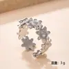 Joyería de Acero de Titanio de Moda Diseño Versátil Anillo de Flor Prensada en Aceite Resistente al Color Lujo Ligero Sensación de Alta Gama Anillo Abierto Ajustable