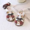 Novas Sandálias Casuais de Verão para Meninas com Decorações de Cereja, Sapatos de Princesa para Bebê, Sapatos para Crianças Pequenas com Solado Macio e Corações Vazados