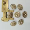 Aleación de zinc con forma de flor más taladro hebilla de coser a mano accesorios para ropa hebilla decorativa especial venta al por mayor