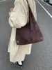 Bolso de Hombro Hueco de Ante con Forma de Pétalo 2025 Nuevo Retro Gran Capacidad Bolso Tote Casual Floral para el Trabajo Bolso de Mujer