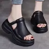 Meias de Meio Passo Songgao de Couro Macio com Solado Grosso para Uso Externo Sandálias Peixe Boca Aumenta Altura Femininas Verão 2026 Novos Versáteis Sapatos para Mãe