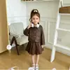 Rantuo Ropa Infantil 2026 Primavera y Otoño Nueva Chaqueta de Cuero para Niñas con Cuello Solapa y Elegante Conjunto de Falda, Venta Directa del Fabricante