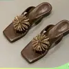 Exquisitas sandalias de fuegos artificiales estilo coreano para mujer, para uso exterior en verano, nuevo modelo 2026, chanclas de pedrería de alta gama para combinar con faldas