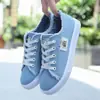 2026 Nuevos Zapatos de Lona para Primavera y Otoño Estilo Coreano para Mujer Suela Plana Transpirables Casuales Zapatos de Tabla Versátiles Talla Grande Zapatos Blancos