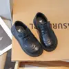 Sapatos de couro estilo britânico para meninos, novos modelos de primavera e outono, sapatos infantis pretos para meninas, para cerimônia e performance, com sola macia