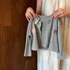 Conjunto de Dos Piezas de Cárdigan Bordado Estilo Dibujo Animado Ins Cream para Niñas, Nuevo Chaleco Interior Infantil Primavera y Otoño 2026