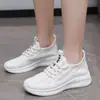 2025 Novo Estilo Sapatos Femininos de Malha Respirável com Sola Grossa Cross-Border Malha Grande Moda Esportiva Tênis de Corrida Tendência Versátil Casual Sapatos Femininos
