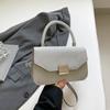 Nova Bolsa Transversal Simples e Versátil para Pendular com Estilo 2025 Moda de Verão Design Elegante Bolsa Pequena Quadrada de Mão para Mulheres