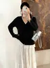 Cardigã de tricô com decote V e detalhes em renda para mulheres plus size, coleção outono 2026, projetado para mulheres curvilíneas, com um visual suave e jovem, apresentando detalhes em patchwork