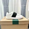 Nuevos Zapatos Deportivos Blancos Versátiles de Estilo Europeo de Primavera Zapatos Blancos Casuales de Lujo con Tachuelas Unisex de Caña Baja Zapatos Transfronterizos