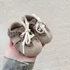 2026 Outono Novos Sapatos de Andador para Bebê Sapatos Casuais de Treinamento Alemães Solado Macio Sapatos Esportivos Versátil Bico Redondo Cadarço Sapatos Confortáveis