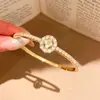 Pulseira de flor em zircônia banhada a ouro 18K real, luxo leve, de alta qualidade, moderna e requintada, design único, joia de nicho