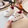 Tênis de treino alemães estilosos e novos, estilo esportivo, para meninas, coleção primavera/outono 2026 infantil, sapatos casuais respiráveis e versáteis para meninas mais velhas