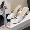 Chinelos Abertos com Padrão de Crocodilo em Couro Envernizado e Fivela de Metal para Mulheres, Uso Externo de Verão, Salto Grosso, Moda Versátil de Salto Alto, Tendência