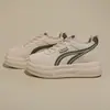 Zapatos blancos de verano para mujer, zapatos de cuero impermeables para mujer, zapatillas deportivas casuales nuevas de otoño 2026 que aumentan la altura con suelas blandas