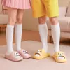 Sandalias de Nuevo Estilo 2026 para Mujer, con un Diseño Suave, Antideslizante y de Dibujos Animados, Adecuadas para Verano, Se Pueden Usar Tanto en Interiores como en Exteriores, con Suelas Gruesas para Hombres