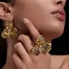 Brincos de Liga de Cobre com Design de Camélia em Ouro e Prata, Design de Nicho de Luxo Leve, Brincos de Estilo Fashion de Alta Qualidade