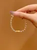 Pulseira de peixe dourado pequeno com cristal branco banhada a ouro para mulheres, simples e requintada, sensação de alta qualidade, pulseira versátil, estilo de luxo leve, moderna para o dia a dia