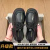 Sapatos femininos de couro com sola grossa estilo britânico, novos para o outono de 2026, sapatos JK versáteis vintage para combinar com saias, sapatos de cadarço de salto único que aumentam a altura
