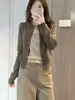 Nuevo Cardigan de Punto Color Block Falso de Dos Piezas Adelgazante para Mujer Tallas Grandes Otoño 2026 con un Toque de Alta Gama