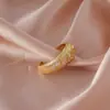 Anillo retorcido de circonita transfronterizo con un tacto de alta gama, moderno y a la moda, anillo de lujo ligero para mujer, joyería estilo Ins
