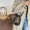 Bolso pequeño popular para mujer de este año ins simple 2021 nuevo bolso bandolera de moda con estampado de leopardo otoño e invierno bolso de cubo con textura