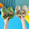 Chinelos de banho infantis, sandálias macias de sola macia para uso doméstico interno no verão para meninos e meninas, design vazado para evitar retenção de água e odor
