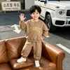 Conjunto de Moletom com Capuz e Estampa de Letras para Crianças Primavera e Outono Meninos e Meninas Casual Manga Longa Calça de Moletom Conjunto de Duas Peças Roupas para Bebês e Crianças Em Estoque