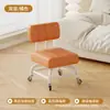 Taburete pequeño de rueda universal sala de estar ruedas taburete bajo silla de apoyo para caminar para niños baño de pies taburete redondo ruedas elevables moderno minimalista