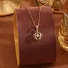 Collar de acero de titanio de estilo japonés y coreano para mujer, diseño de nicho que combina con todo, cadena de clavícula de lujo de alta gama, colgante de amor, joyería al por mayor