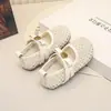 Sapatos de couro para meninas 2026 novo modelo de verão sapatos infantis respiráveis vazados de bico fechado sandálias trançadas de sola macia para meninas pequenas