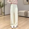 Elegantes y versátiles, estos pantalones de terciopelo suaves y texturizados, de corte ajustado y con una caída favorecedora, son perfectos para el trabajo o para un look casual, creando un estilo estilizado y elegante para el otoño.