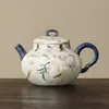 Porcelana Azul e Branca Pintada à Mão com Pedra de Fogo Vermelha e Flores Roxas de Glicínia, Coleção de Conjunto de Chá para Uso Doméstico, Bule, Gaiwan, Xícara de Chá, Xícara de Mestre