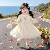 Vestido Infantil Primavera e Outono 2026 Novo Estilo Manga Longa Gola Boneca Vestido Princesa Menina Bebê Saia Doce Estilosa
