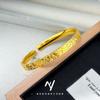 Xiaohongshu Design de Luxo Leve Pulseira de Gelo Triturado Anel Liso Versátil de Alta Qualidade para Mulheres Pulseira Aberta Cintilante Atacado