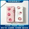 Directo del fabricante: Toalla popular de fabricación nacional con estampado de fresas, muy absorbente, libre de pelusa y fabricada con material de forro polar de coral con borde estampado.