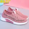Zapatos de mujer Otoño 2022 Nuevos zapatos deportivos casuales transpirables Joker para mujer, zapatos de mujer de tendencia tejida con mosca, zapatos de mujer al por mayor