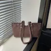 Bolso de mano nuevo estilo coreano con hebilla metálica de remaches para mujer, un nicho, de gran capacidad, moderno y a la moda, adecuado para ir al trabajo y para el uso diario