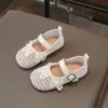 Novidade Primavera e Verão 2026 Sapatos Pequenos de Couro para Meninas, Sandálias Vazadas Respiráveis, Sapatos Pequenos de Couro com Laço de Cadarço Estilosos para Meninas