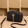 Bolsa pequena quadrada em relevo, atacado de comércio exterior, moda 2026, bolsa de ombro casual de grande capacidade, descontos por atacado disponíveis, bolsa tiracolo estilo coreano