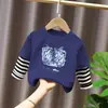 G2308# camiseta de algodão com duas peças falsas de manga comprida para meninos e meninas, primavera e outono, infantil, costura, listras contrastantes, forro