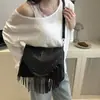 Bolso con Borlas para Mujer 2025 Nueva Moda Coreana Bolso de Hombro con Remaches Popular en Instagram Moderno Versátil Bolso Cruzado de Axila