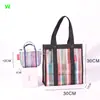 Nueva bolsa de mano de malla retro a rayas tricolor de Taiwán, un bolso versátil, bolsa de almacenamiento y bolsa tejida