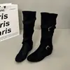 Botas femininas longas, com tiras cruzadas plissadas, solado plano, aumento interno de altura, couro macio, fivela ajustável, botas de equitação