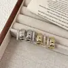Brincos de Tarraxa Duplo Círculo com Rombos Cravejados de Pequenos Diamantes, Intelectuais e Sofisticados, com um Toque de Alto Padrão, Estilo Único e Fashion, Luxo Leve e Versátil