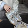 Zapatillas casuales de nuevo estilo para mujer, con un diseño inspirado en el ballet, estilo de zapatilla de entrenamiento alemana y una colección 2026 con piel sintética y cordones de bloques de color